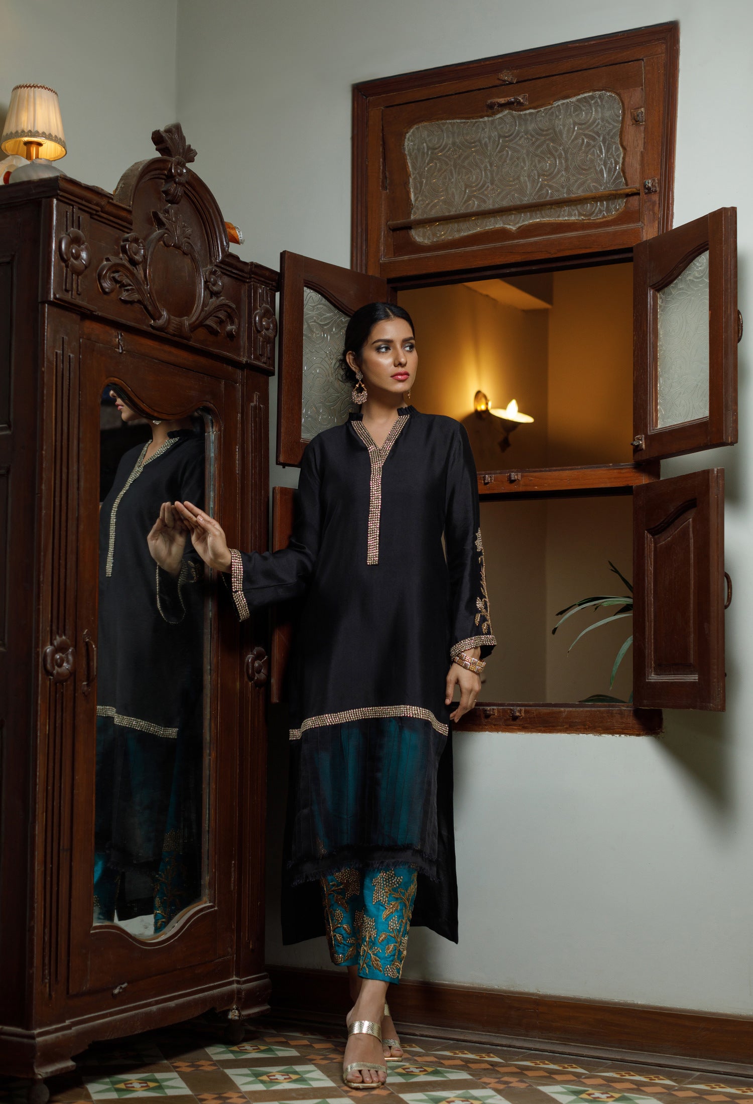 Black Turquoise Begum Jora