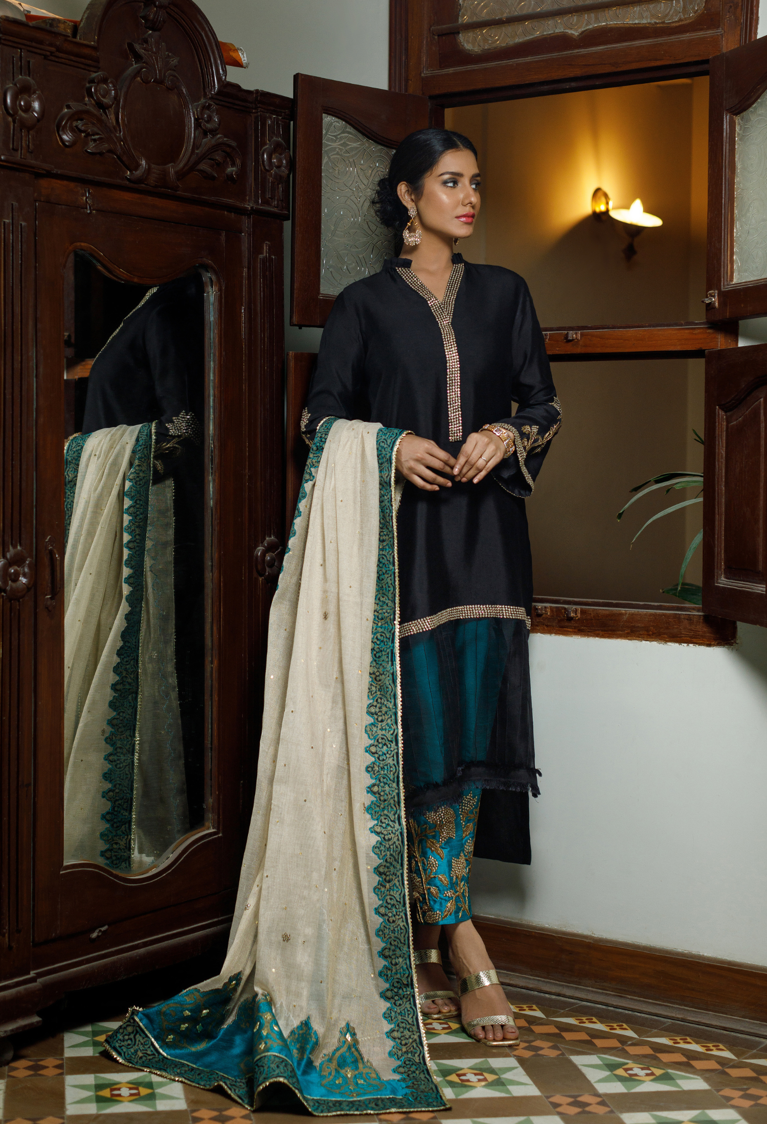 Black Turquoise Begum Jora