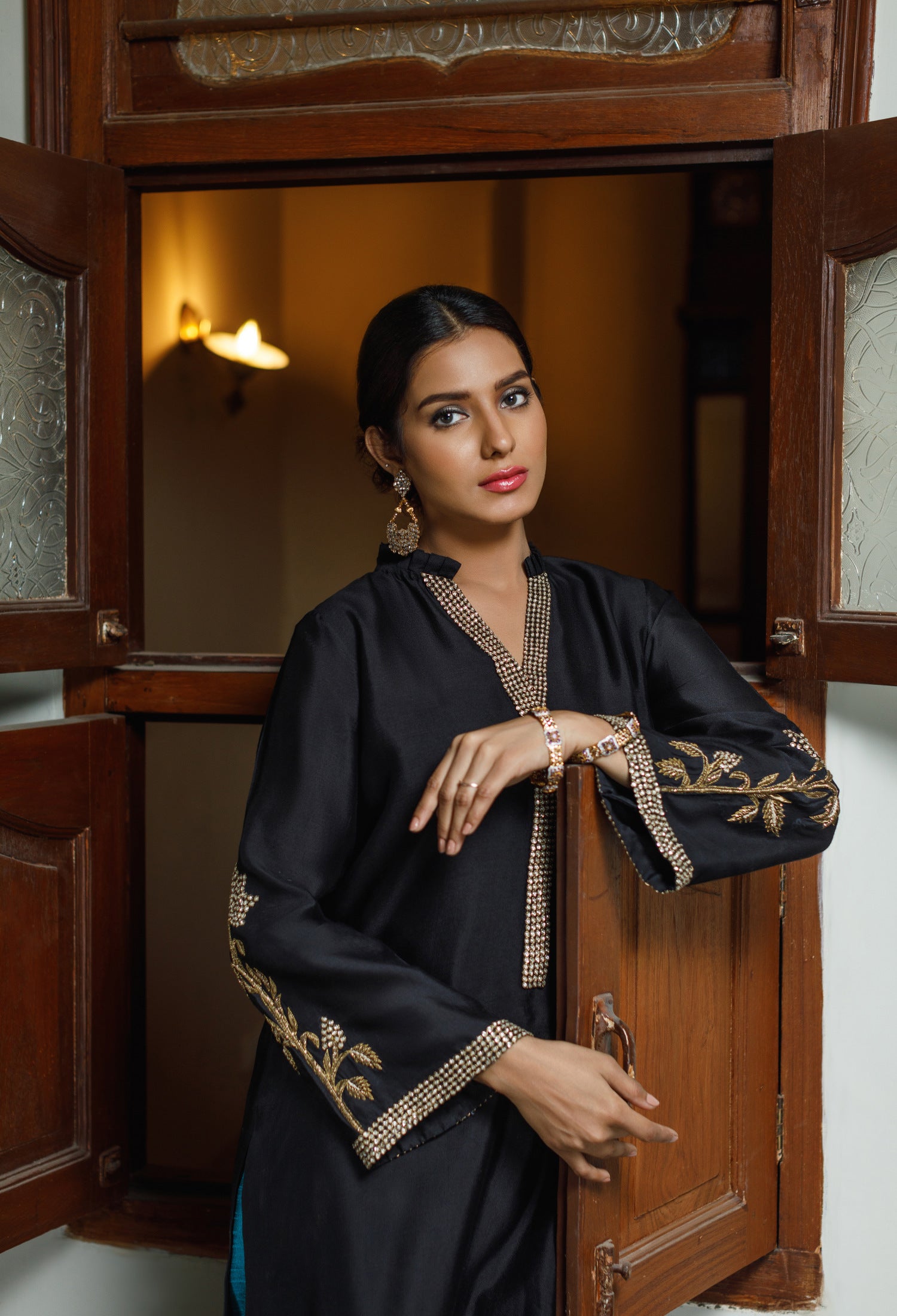 Black Turquoise Begum Jora