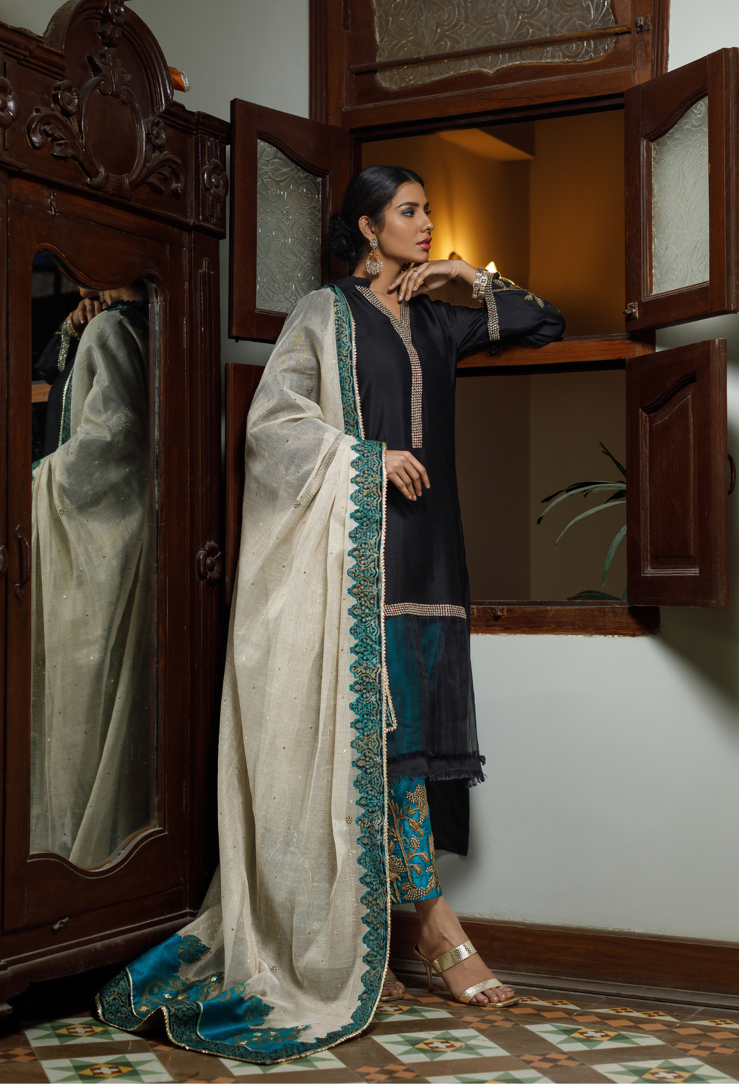 Black Turquoise Begum Jora