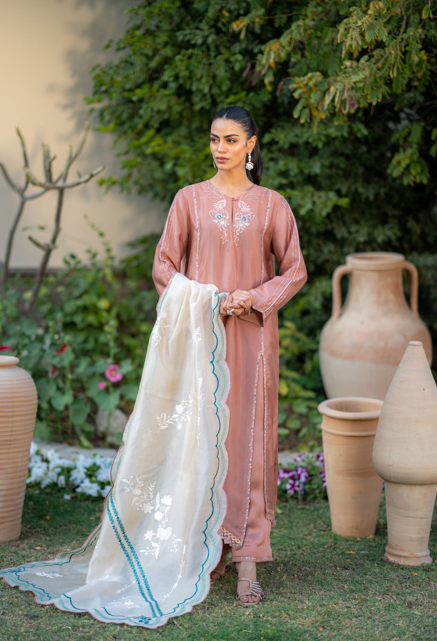 Mocha Sheesha Pari Outfit