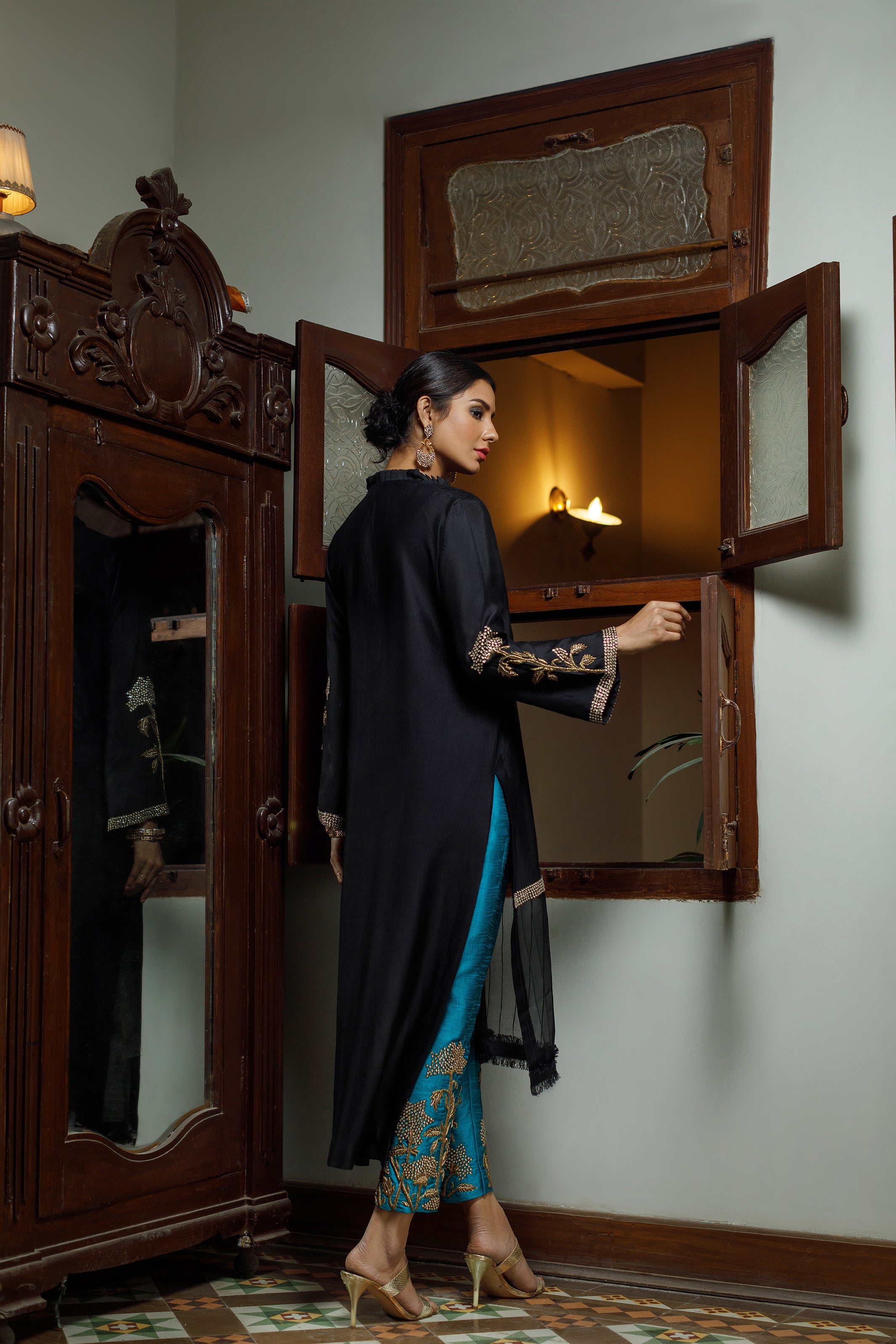 Black Turquoise Begum Jora